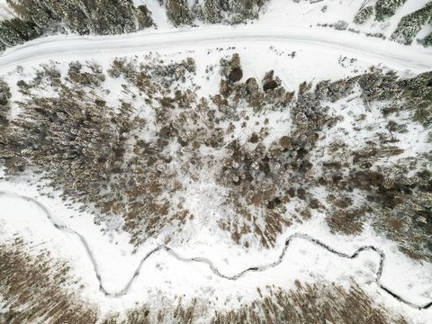 Zeer grote, intieme kavel op het landgoed Val de la Grise, klaar voor uw bouwproject! Het heeft absoluut ALLES om u te plezieren: Toegang tot Lake Superior, op 10 minuten van de noordelijke helling van Mont-Tremblant, dicht bij vele recreatieve toeri...