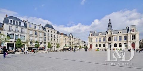 Prestigious duplex in the heart of Poitiers A magnificent duplex of 268 m², nestled in the city center of Poitiers, a stone's throw from the historic district and shops. Built in 1875 and renovated in 2013, this luxury apartment will seduce you with ...