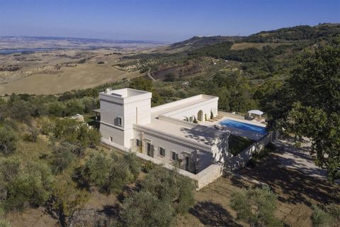 Deze indrukwekkende villa in masseria-stijl is minder dan tien jaar geleden gebouwd door een bekroonde architect en biedt het grootste comfort op een prachtige schilderachtige locatie. De grootsheid en kwaliteit van deze woning is zeldzaam te vinden....