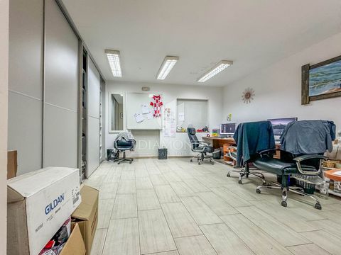 Location: Istarska županija, Umag, Umag. Istrien, Umag In der Nähe von Umag steht eine Bürohalle zum Verkauf. Die Halle hat eine Gesamtfläche von 280 m2, mit separatem Büroraum und Toilette. Vor der Halle befindet sich außerdem ein Garten von 232 m²,...