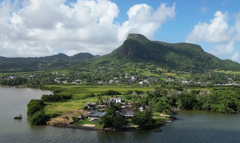 Nestenn präsentiert diese einzigartige Villa mit 6 Schlafzimmern direkt am Meer. ZUGÄNGLICH FÜR AUSLÄNDER MIT DAUERHAFTER AUFENTHALTSERLAUBNIS BEI ERWERB Entdecken Sie diese außergewöhnliche Villa, nur einen Steinwurf vom Meer entfernt und bietet ein...