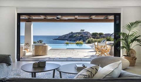 Investieren Sie in diese Villa am Meer in Sentoni: 8 Schlafzimmer, Blick auf die Bucht, Pool und direkter Zugang zum Strand. Eine seltene Gelegenheit mit GADAIT international. Stellen Sie sich vor, Sie wachen jeden Morgen mit einem atemberaubenden Bl...