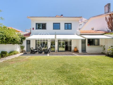 3+1 bedroom villa with 186 sqm of gross construction area, with a garden and outdoor parking for two cars, set on a 370 sqm plot of land, located in Bairro do Rosário, Cascais. The villa consists of two floors. On the ground floor, there is a west-fa...