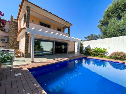 Located in the center of Cascais, with 581m2 of land and 381m2 of construction area, this extraordinary detached house with a high level of construction and finishing and with very generous areas is the dream of any family. Equipped with air conditio...