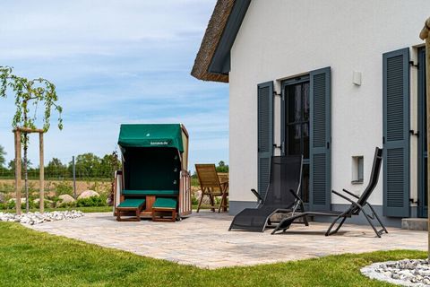 Exclusiva casa con techo de paja para 6 personas con sauna, chimenea, mobiliario de estilo escandinavo en la planta baja, muebles para dormir orgánicos en la planta superior, 2 terrazas para tomar el sol, vistas al mar y 150 m cerca de la playa