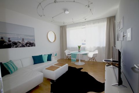 neu fertiggestelltes lichtdurchflutetes Loft in zentraler Lage am Reuschenberger Park. Das 1,5-Zimmer - Apartment verteilt sich auf 34qm und verfügt über eine stattliche Raumhöhe von bis zu 4 Metern und liegt im Dachgeschoss. Das moderne neue Tagesli...