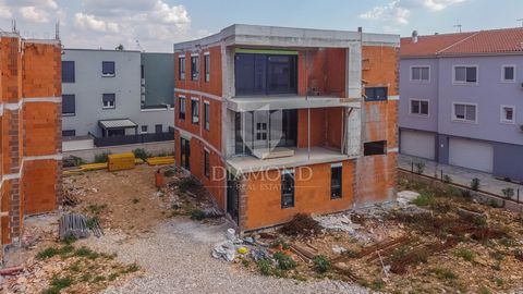 Location: Istarska županija, Pula, Štinjan. Štinjan - Istria In the vicinity of Pula, this new modern apartment of 118m2 is for sale. The apartment has a spacious living room of almost 40m2, one master bedroom with its own bathroom, two more bedrooms...