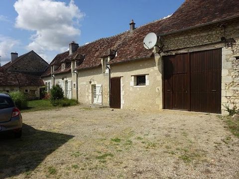 A 3km d'ANGLES et de VICQ ,charmante longère de 116 m² comprenant: cuisine aménagée, salon et séjour avec insert, salle d'eau avec wc. A l'étage palier desservant une suite parentale, une deuxième chambre et une troisième chambre à finir d'aménager. ...