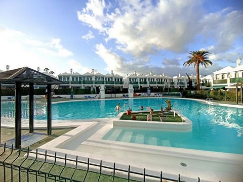 Nordicway Real Estate presenterar för sina kunder försäljningen av denna duplex i Maspalomas, nära golfbanan. Beläget i ett mycket lugnt område, i ett välskött komplex med anlagda områden och en gemensam pool. Nära till alla bekvämligheter: fritidsce...