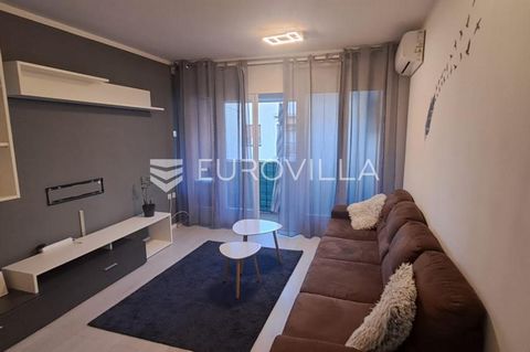 We mediate in the sale of an apartment located just a few minutes walk from the city center. It is located in a residential building with a total of 12 residential units and is located on the fourth floor. The apartment of 63.36 m2 consists of a smal...