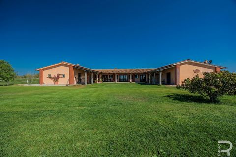 Benvenuti in questa affascinante villa, che non è una semplice casa, ma una fattoria biologica, magnificamente situata in un paesaggio pittoresco. Costruita nel 2006, questa proprietà emana una meravigliosa miscela di comfort moderno e fascino rurale...