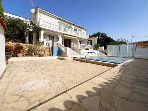 Villa for sale in La Nucía, distributed over two floors and offering all the comfort you are looking for. The ground floor has a fully equipped independent kitchen, two large bedrooms, a spacious living room ideal for family gatherings and a full bat...