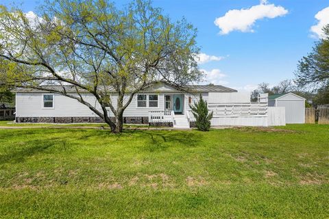 Welcome home to this charming 3 bed, 2 bath residence nestled on nearly half an acre. Boasting recent updates including new flooring, fresh paint, and modern fixtures, this inviting abode is sure to impress. Step inside to discover a spacious layout ...