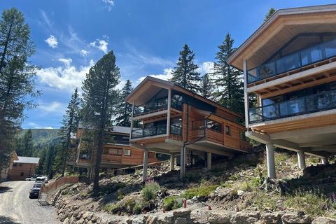 Vivi la perfetta fuga alpina in questo splendido chalet in legno massello, che offre 135 m² di spazio lussuoso su tre piani splendidamente progettati. Con una capienza fino a 8 persone, questo chalet unisce il fascino rustico ai comfort moderni, offr...