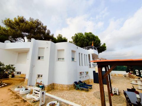 Ontdek een exclusieve villa in Benicàssim, een oase van luxe en comfort gebouwd in 2002. Deze uitzonderlijke woning biedt 160 m² woonoppervlak en 190 m² bebouwd, verdeeld over drie ruime slaapkamers en drie badkamers. Hoogtepunten: Toplocatie: Gelege...