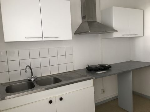 Girardi Immobilier presenta este encantador sudio renovado, muy recientemente, bien ubicado en el sector de Héricourt Consta de un hermoso salón, una cocina semi-equipada, un baño, ventanas de pvc con doble acristalamiento. Para visitar sin demora co...