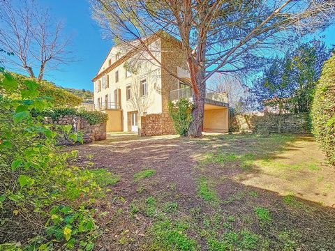 Unique opportunity for a maison de maître located in the heart of Bédarieux town centre, close to all shops and schools, just 30 minutes from Béziers and 1 hour from Montpellier. This house of around 250m2 features a superb living room/kitchen of 50m...