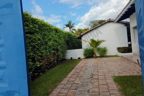 Beautiful country house in the Valley of the Lancers, very close to Melgar. 120 km from Bogota. In a nice condo. A comfortable house with very large spaces. On a lot of more than 1100 m2 with green and refreshing vegetation. A beautiful swimming pool...