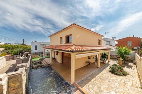 This house, located in Vallès Occidental, is a charming two-story property that stands out for its modern and functional design. Exterior: The facade is built with high-quality materials, ensuring durability and aesthetic appeal. The garden is spacio...