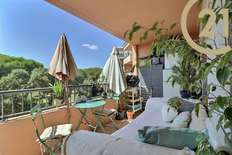 VENTE - FREJUS - CAÏS - Situé à Fréjus dans un quartier calme à deux pas des commerces, des écoles et des accès autoroutes, bel appartement de 4 pièces de 75.38m2. Au 2eme étage avec ascenseur dans une résidence récente, sécurisée avec piscine, il se...