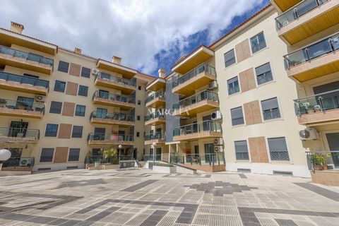 Uitstekend appartement op de eerste verdieping , gelegen in een prive condominium gebouwd in 2003 , slechts 10 minuten lopen naar de adembenemende stranden van de stad Lagos. Deze gezellige woning bestaat uit twee ruime slaapkamers , beiden met ingeb...