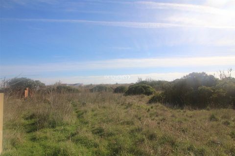 Brillante pieza de tierra en un entorno único, con una superficie de 3300m 2 y posibilidad de construir una casa. Sólo 1 km de la ciudad pequeña pintoresca de Vila do Bispo. Y a poca distancia o los impresionantes acantilados de Sagres. Sagres es rem...