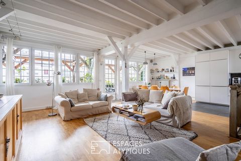 Situato vicino alla porta di Chaumont e nel cuore della città di Pré Saint Gervais, al riparo di un cortile privato alberato, c'è un loft di 226 m2 di superficie abitabile (215m2 Carrez), costruito su 4 livelli. Questo luogo ricco di storia è il risu...