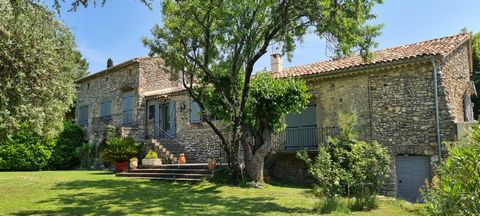 La maison en pierre idéale! en Provence/Gard sur les contreforts des Cévennes Située dans un endroit parfaitement calme avec de longues vues sur les montagnes, mais à quelques minutes de tous les commerces, etc. de la ville d'Alès. A 40 minutes d'Uzè...