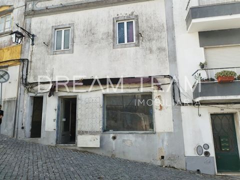 Prédio de dois pisos na Rua Augusto Cardoso, nº 18, no Concelho de Palmela, Distrito de Setúbal em Portugal. Ideal para investidores imobiliários, este prédio oferece uma oportunidade única para aqueles que procuram uma propriedade com potencial para...