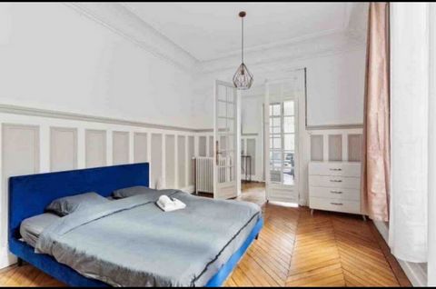 Sumptuous Haussmann-style flat dating from 1859, 96m2 - the first Haussmann-style flat, located on Place Saint Michel in the heart of Paris. This flat has a lot of character, fireplace, package mouldings, Haussmann period. It is on the 3rd floor with...