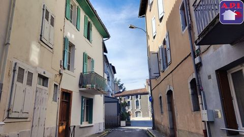 CASA IN CENTRO PAESE Casa di paese della superficie di 75 mq disposta su 3 livelli, dispone di zona soggiorno aperta sulla cucina al piano terra, due ampie camere da letto di cui una con balcone, un bagno acqua, un cantina e soffitta. Pur necessitand...