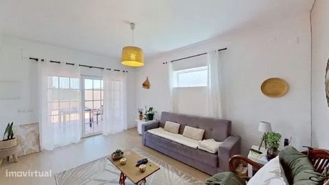 Villa triplex con 2+2 camere da letto situata a Ferraria - Pataias, con aree eccellenti e una fantastica vista sulla campagna e sulle montagne. La proprietà si distingue per essere divisa in due appartamenti con 2 camere da letto, permettendo la conv...