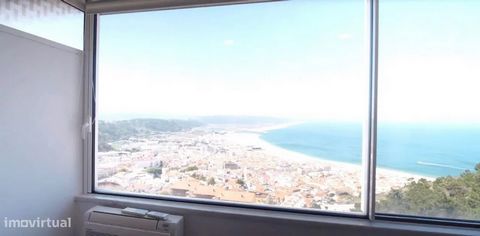 Wir präsentieren in Nazaré, einem Dorf von unvergleichlicher Schönheit und in ständiger touristischer Entwicklung - eine 2-Zimmer-Wohnung im 12. Stock des berühmtesten Gebäudes in Nazaré, die einen Blick der Wahl bietet. Die Fraktion mit drei Fronten...