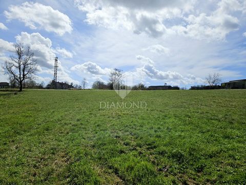 Location: Istarska županija, Poreč, Poreč. Zona Parenzo, terreno edificabile ideale per vivere in un posto tranquillo! Questo fantastico terreno edificabile è in vendita in un posto tranquillo a soli 15 minuti di auto dalla città di Parenzo e dalle s...