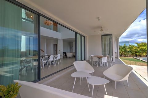 Nestenn is pleased to offer you this rare property flooded with light. Discover an exceptional villa where the beautiful marriage of modernity and elegance in no way sacrifices the comfort it offers. This bright villa, with clean lines, nestled in th...