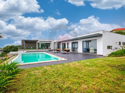 Cette villa contemporaine exceptionnelle en bord de mer allie parfaitement le luxe moderne à un confort incomparable, offrant une expérience de vie captivante et enchanteuse. En entrant, vous êtes accueilli par un hall spacieux qui se déploie harmoni...