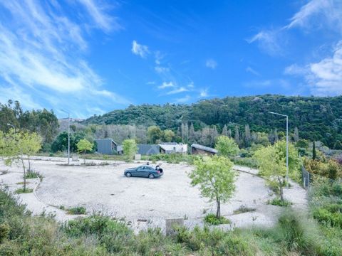 Plot of land for building a contemporary-style villa in Várzea, surrounded by countryside, with stunning views of the Serra de Sintra and located 30 minutes from the centre of Lisbon. Situated in a new urbanization in the surrounding Parque Natural S...