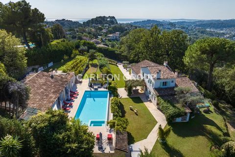 ALLEINAUFTRAG - Dieses luxuriöse provenzalische Anwesen befindet sich auf einem Hügel ganz in der Nähe des internationalen Flughafens von Nizza und der Strände. Die Villa bietet geräumige, helle und komfortable Wohnräume sowie einen herrlichen Panora...