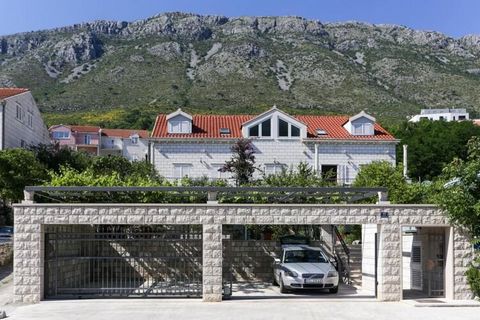 Villa Celenca is located in Mokošica, 10 km away from the UNESCO-protected Old Town of Dubrovnik. Shared outdoor swimming pool and garden with barbecue facilities are at guests disposal. Laundry service at additional charge is available. Luggage stor...