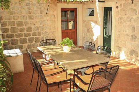 Apartment& Rooms Savonari is situated in Orašac, a lovely coastal village near historic Dubrovnik with rich vegetation, intact beauty and stunning beaches. Property consists of three units with a common garden and furnished terrace with sea view. Gue...