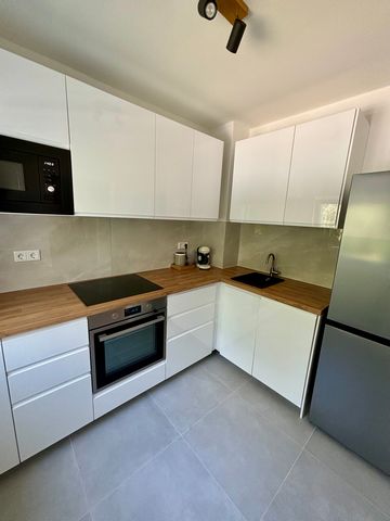 Step into this charming studio apartment, where modern design meets comfort in the heart of Leverkusen Opladen. Created for individuals looking to turn the key and start living, this brand new space (renovations & furnishing finalized in Sep 24) offe...