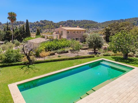 Peaceful finca with pool on a large, picturesque plot close to the town Selva This charming country home is on a plot of over 22.000m2 and is offered for sale in Selva, with a large pool, mountain views and a fantastic location, walking distance from...