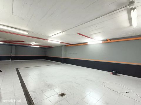 Garagem em Massamá Norte com 245 m2 WC Acesso direto para a rua. Zona bastante central, servida por comércio diverso, serviços e transportes públicos. Para mais informações contacte Habisale Imobiliária - Sabe bem chegar a casa **Somos intermediários...