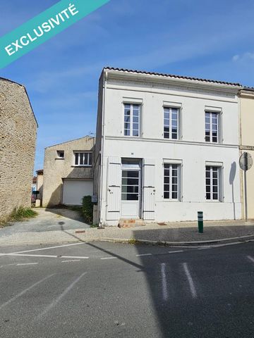 Family house 5 bedrooms or investor Space, close to shops, possibility of 2 units VIRTUAL TOUR ON REQUEST Between Saintes and Saint Jean d'Angély. Located in the heart of Saint-Hilaire-de-Villfranche, this large townhouse enjoys an ideal location clo...