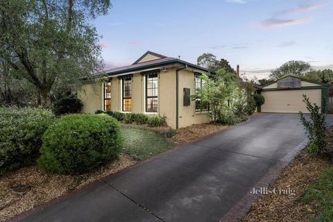 Sehr viel größer, als es auf den ersten Blick scheint, verwandelt sich das, was von außen wie ein traditionelles Layout mit drei Schlafzimmern aussieht, vor Ihren Augen in ein weitläufiges Haus mit vier Schlafzimmern und zwei Bädern mit zwei massiven...