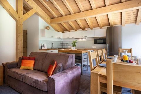 The Chalet Les Amis residence enjoys a privileged location between Les Arcs and La Plagne, at the gates of the beautiful Parc de la Vanoise, nestled in the heart of the Paradiski ski area. It has 5 apartments for 8 to 14 people and a separate chalet ...