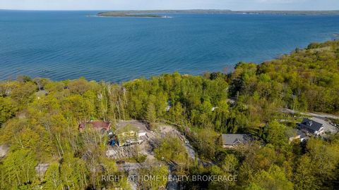 Bereiten Sie sich darauf vor, Ihre Vision eines Traumhauses oder -hauses auf diesem atemberaubenden, gerodeten Grundstück in den Kingswood Acres zu verwirklichen, das an einen urkundlichen Park am Wasser grenzt. Auf einer Fläche von fast einem halben...