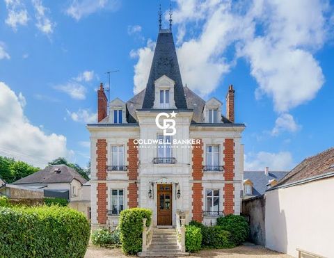 Located in the heart of the charming town of Amboise, this exceptional property was built in 1850. It offers a unique experience, combining historical charm with modern comfort. The manor, with a surface area of 298 m², stands out with its elegant wo...