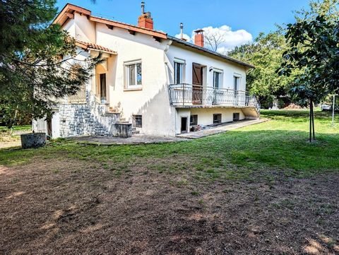 A quelques minutes du centre de Balma, proche du métro, venez découvrir cette maison à rénover sur une parcelle de 610 m2. La maison a été construite dans les années 1950 sur 2 niveaux. Au rez-de-chaussée, un garage complet avec accès véhicule d'envi...