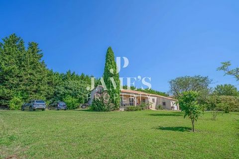 Charming single-storey house ideally located just a few steps from the village center, in a particularly peaceful setting. Set on a flat and enclosed plot of over 1500 m², it opens onto a spacious entrance hall leading to a bright living room featuri...